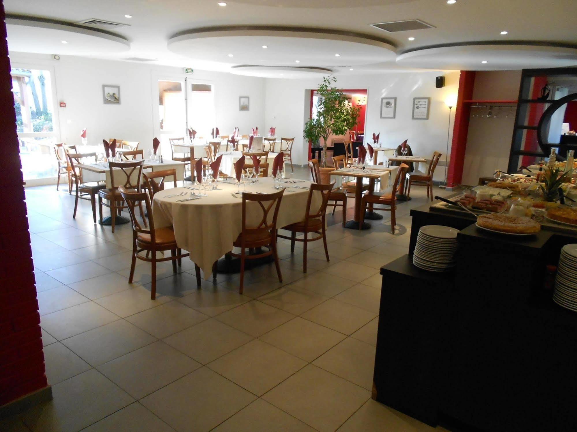 Kyriad Grenoble Sud - Seyssins Bagian luar foto